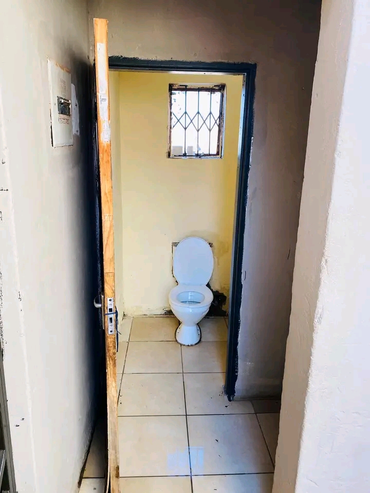 Room to let available now soweto, ext 20 
r1  in Protea Glen