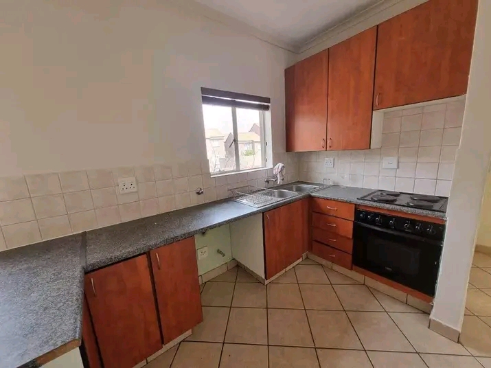 1 separate bedroom cottage with open plan kit  in Esther Park