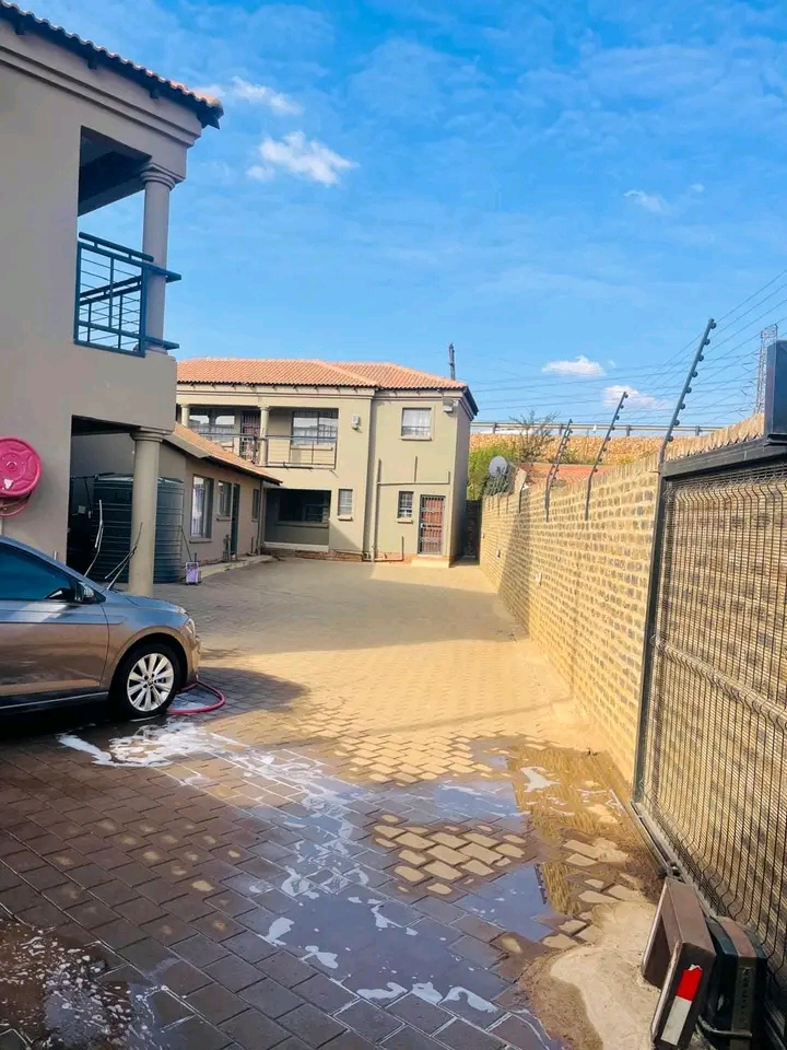 Bachelor acommodation to let 1st august 
dep  in Mamelodi