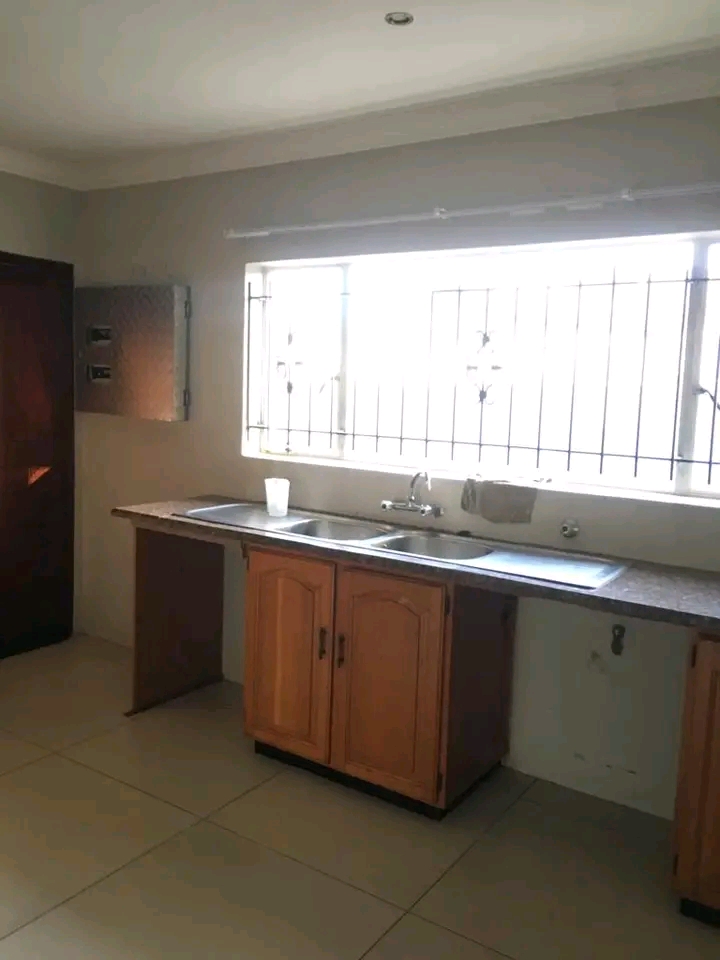 Beautiful modern 3 bed house for rent on a sh  in Elandspark