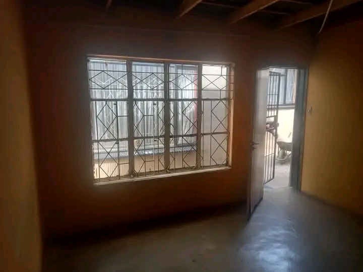 Room to rent available at sangweni

-not ti  in Tembisa