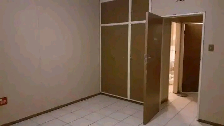 Big bedroom available at maxwell hall small a  in Johannesburg