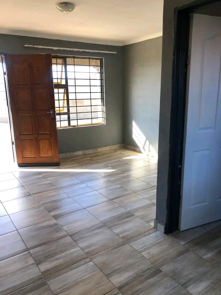En-suite bachelor room to rent at extension 4  in Protea Glen