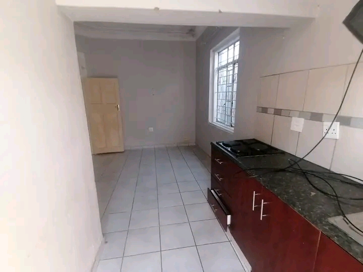 Neat and spacious 1 bedroom cottage available  in The Hill