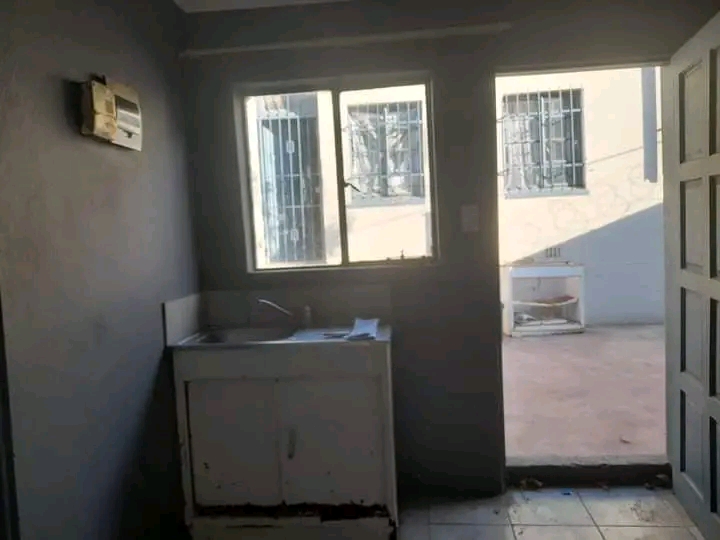 Bachelor unit to let in 7th avenue jhb r2200   in Bezuidenhout Valley
