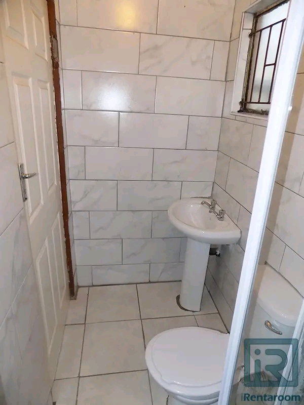 Ensuite room available immediately to rent.
  in Protea Glen