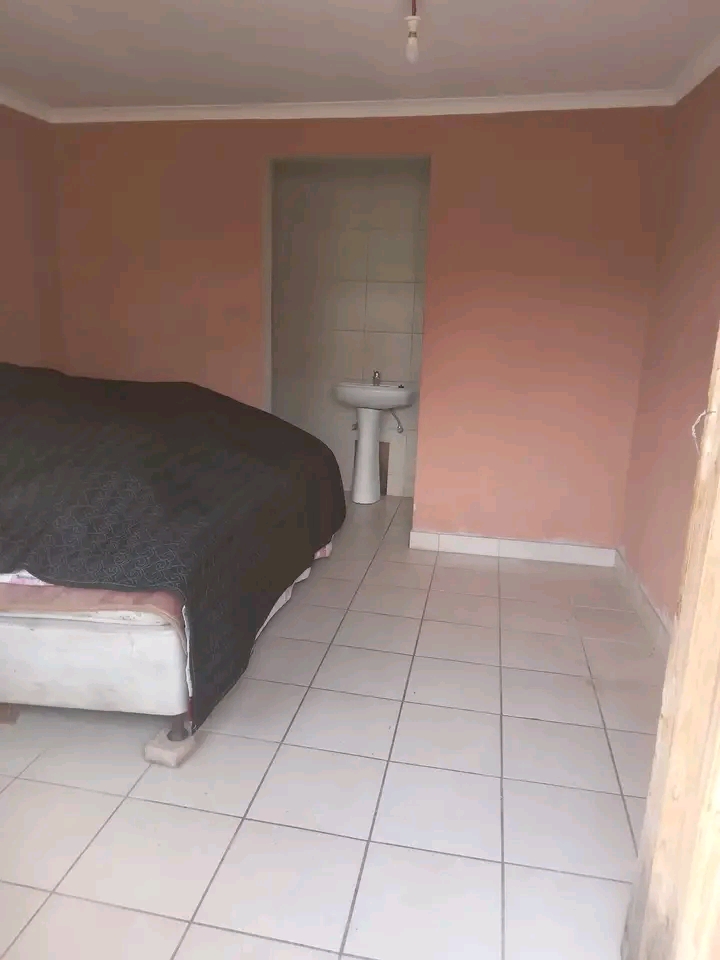 0utside room to let 2300 shower nd toilet no   in La Rochelle