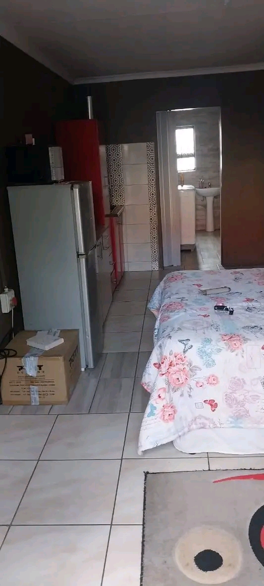 Bachelor rent r3500 plus deposit 
fully fitt  in Leondale