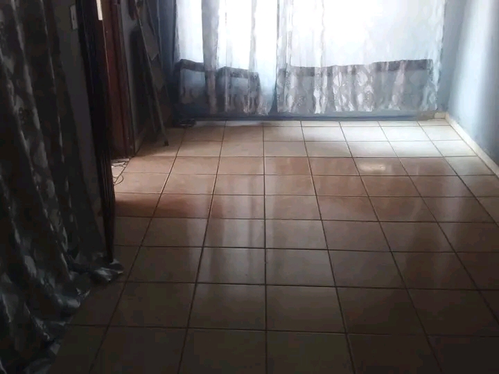 Garage to rent in ext 3 with shared shower no  in Chiawelo