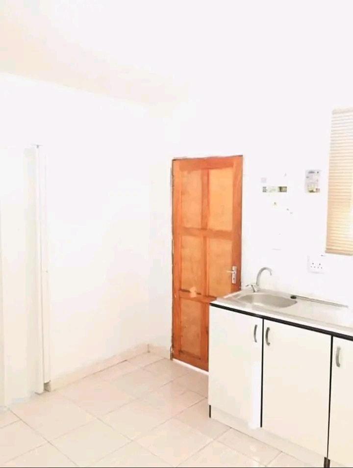 Bachelor units available in ext 31 from 1 aug  in Roodekop