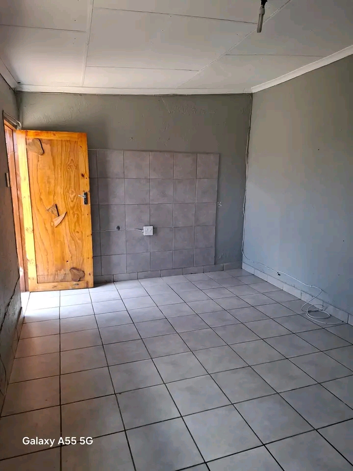 Garage room in tlamatlama section next to str  in Tembisa