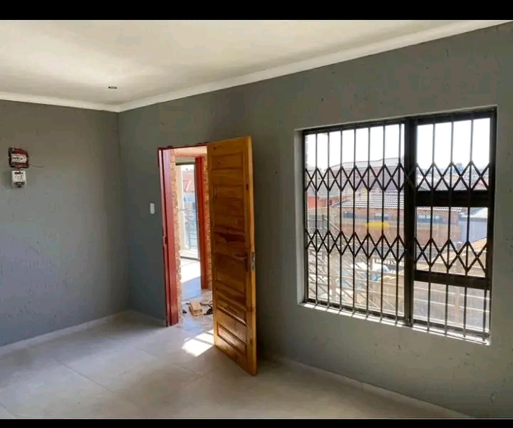 🏠en suit room situated above ground level   in Protea Glen