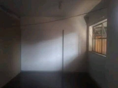 1. big bedroom to occupy 
2 .lockable sittin  in Berea