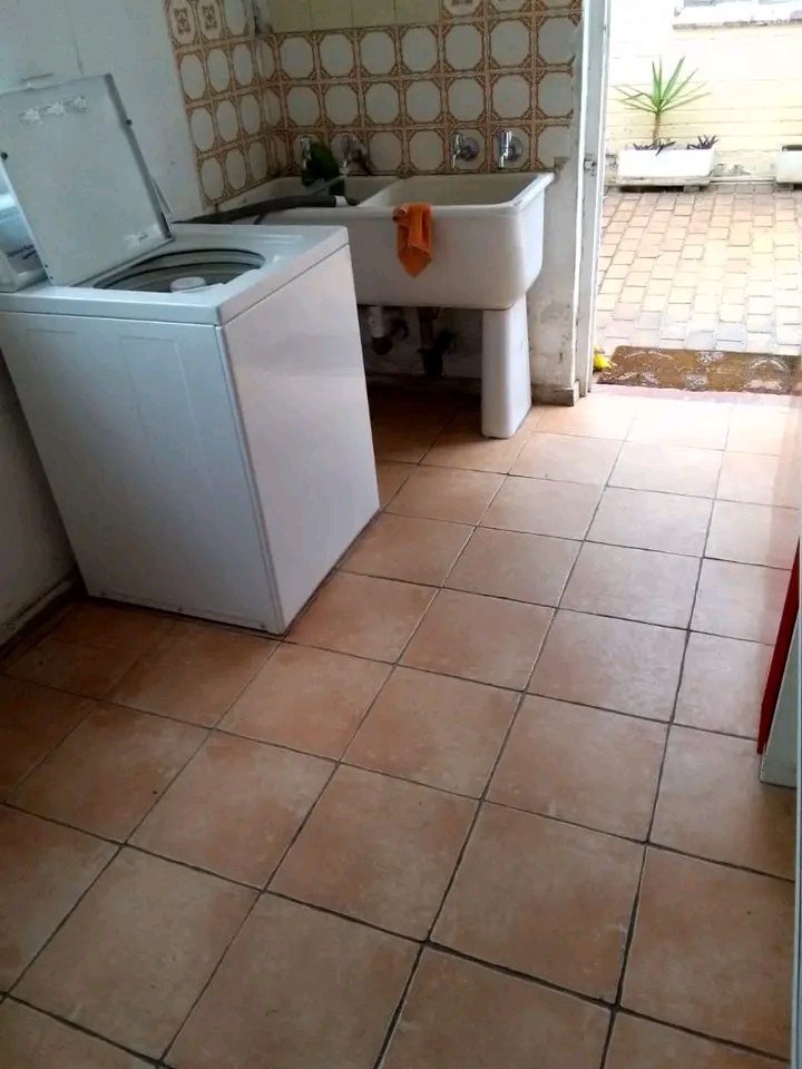 Large furnished room in upmarket commune 
re  in Jeppestown