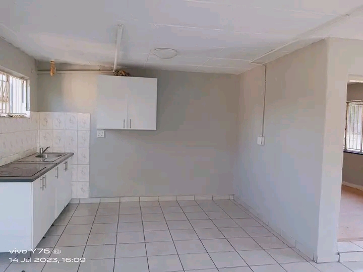 1 bedroom unit available.
water and electric  in Mondeor