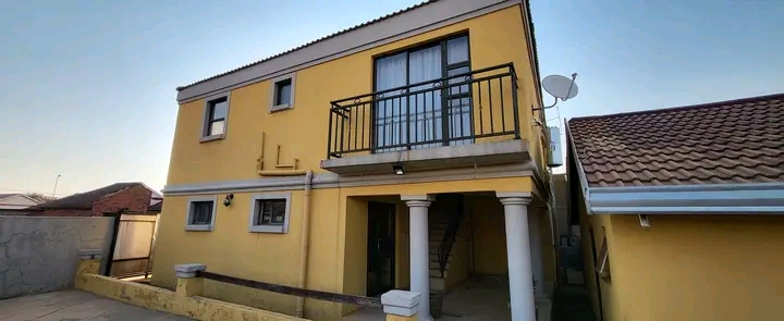 Double story rental. empty & available immedi  in Vosloorus