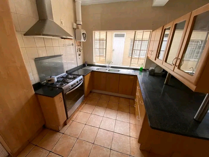 Large furnished room in upmarket commune 
re  in Jeppestown
