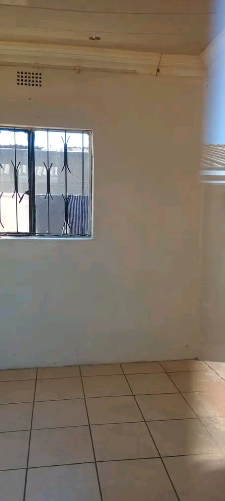 Room  near municipal and ikhwezi train statio  in Zondi