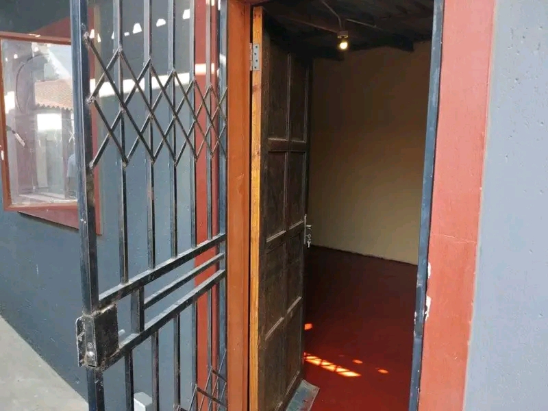 Room available to rent in phase 2 ngase tanke  in Braamfischer