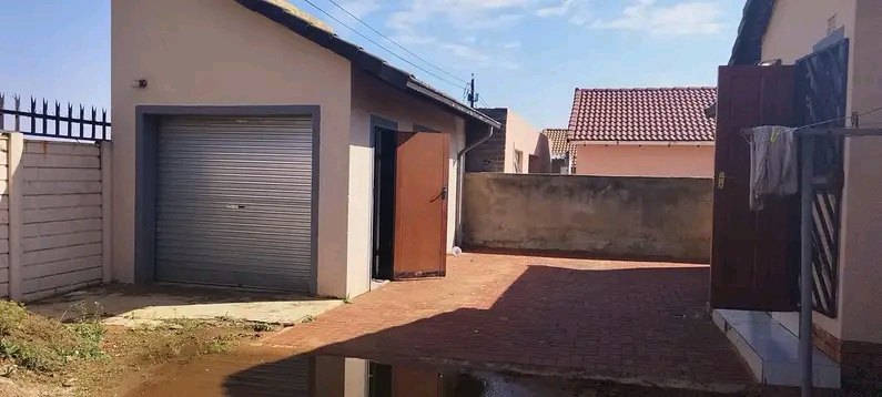 3 beds 2baths freestanding house is situated   in Ormonde