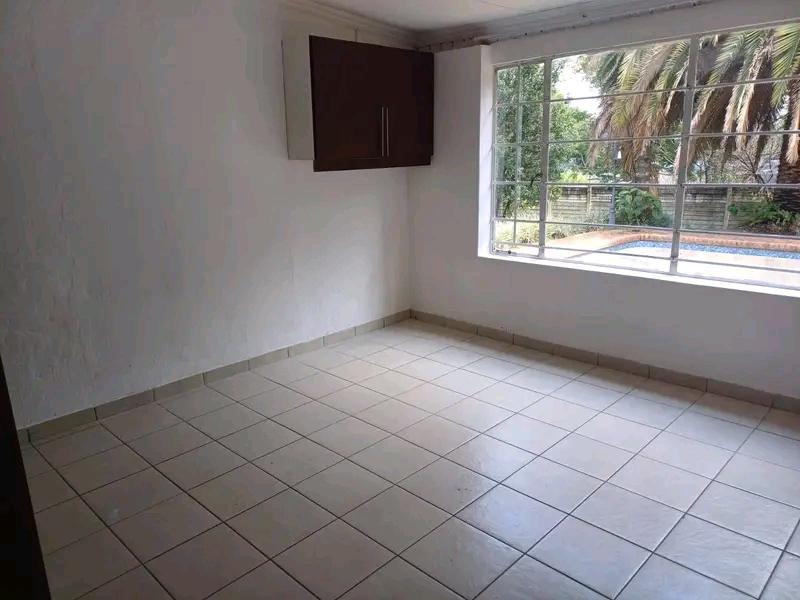 2 bedroom available. 
rent : r7000
water an  in Fourways