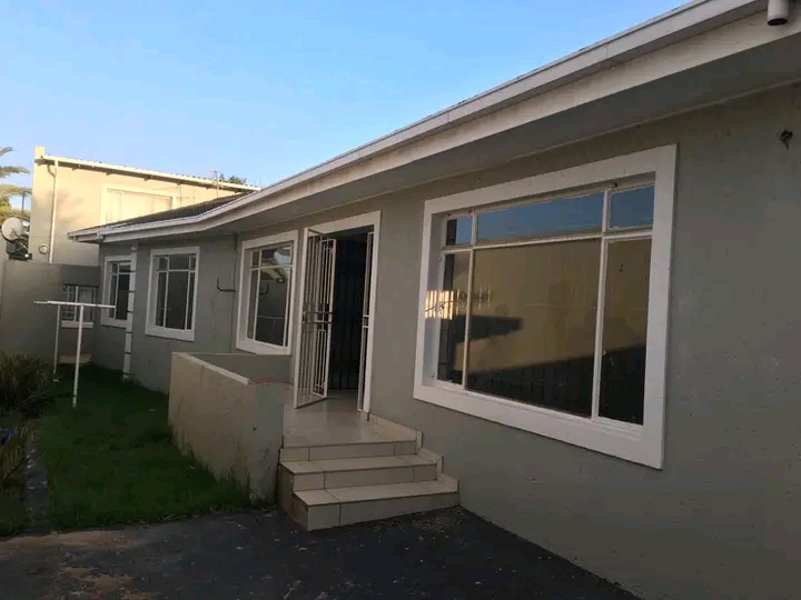 Beautiful modern 3 bed house for rent on a sh  in Elandspark