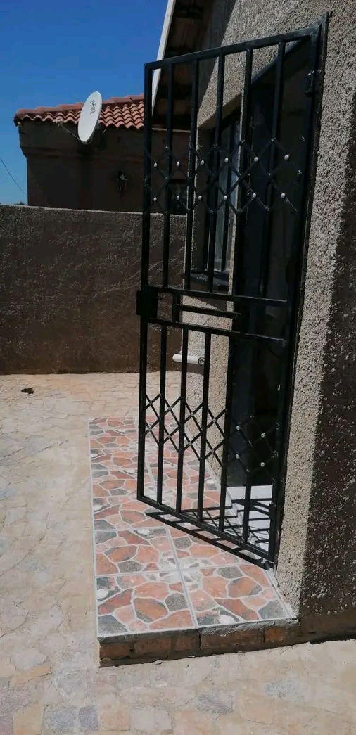 2 bedroom 1 bath house for rent in green vill  in Soweto