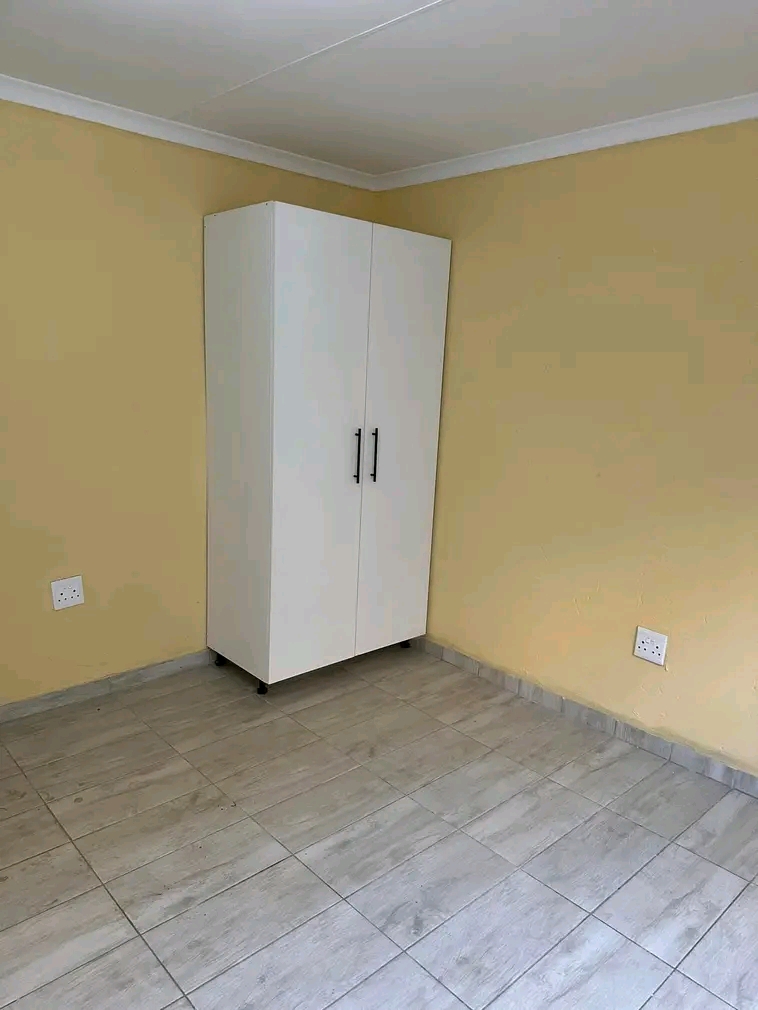 Grand batchelor rooms to rent
includes: kitc  in Tsakane
