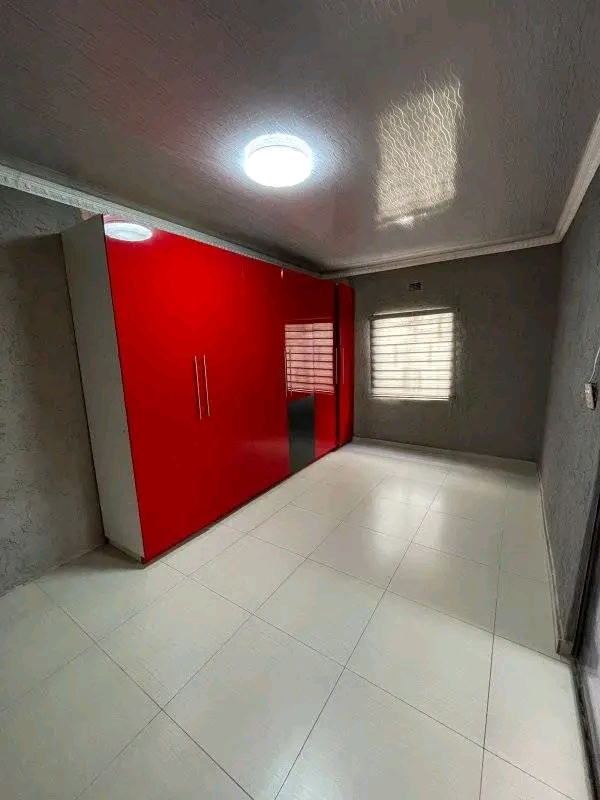3000 double garage to rent immediately 
depo  in Chiawelo