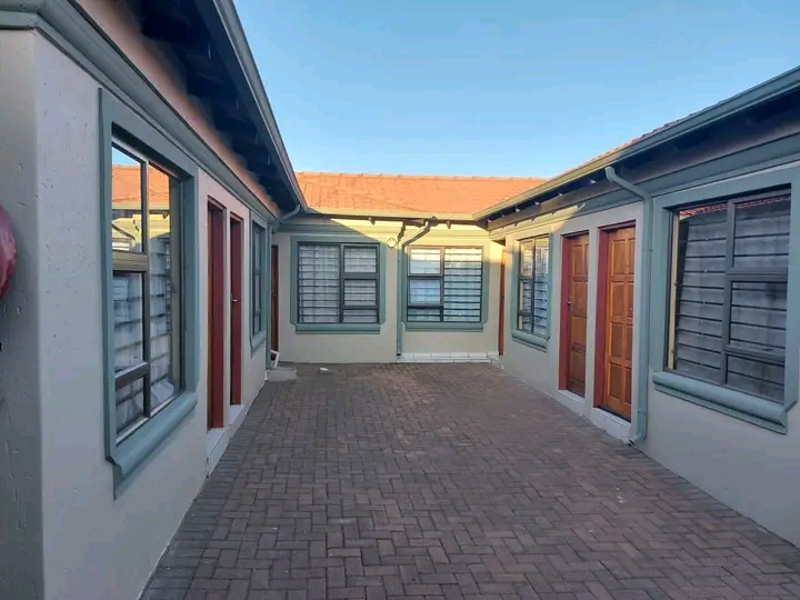 Neat room accommodation in close proximity to  in Vosloorus