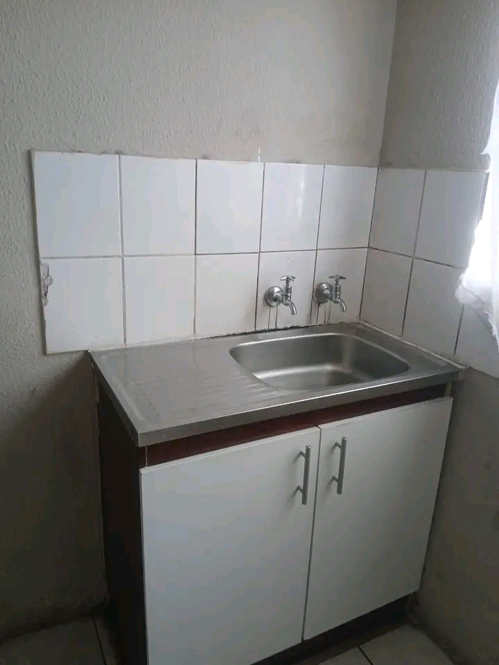 House to rent
2 bedroom and 1 bathroom  
ex  in Ebony Park