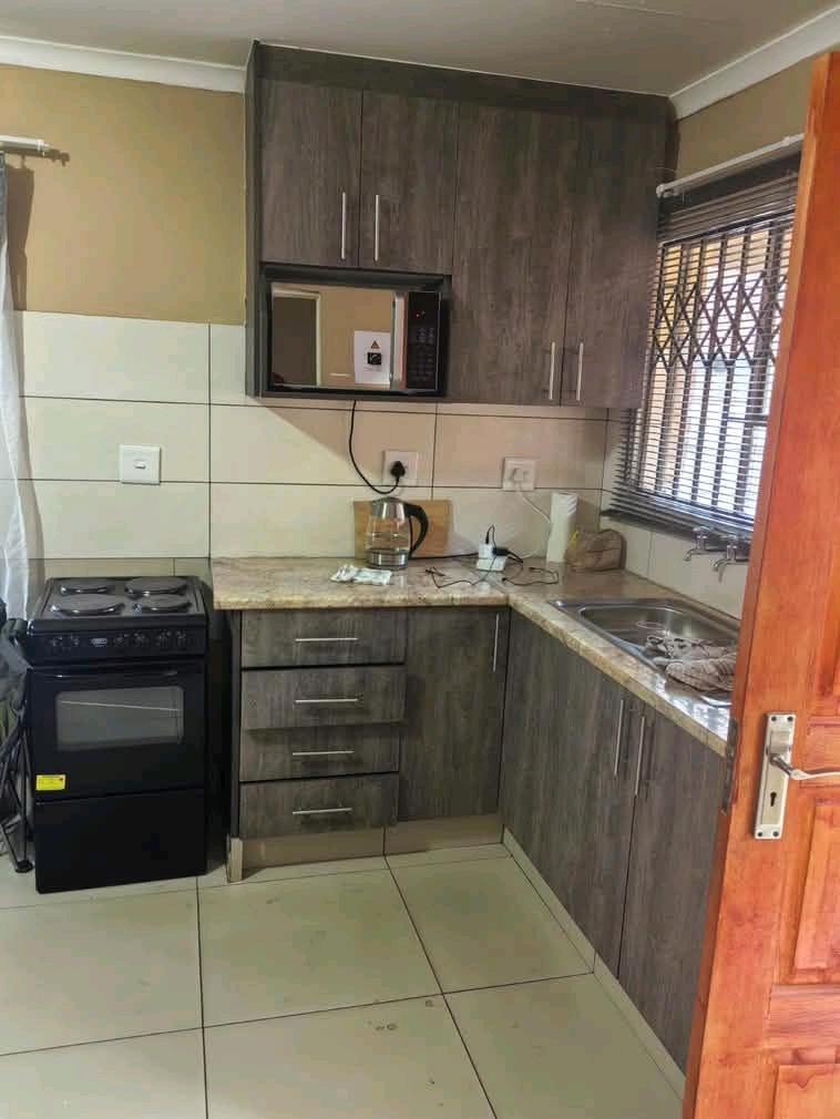 1 bedroom cottage 
r4600 pm
r4600 split 
�  in Norkem Park