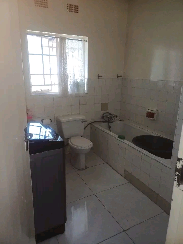Extra spacious inside room to rent: 1st septe  in Southdale