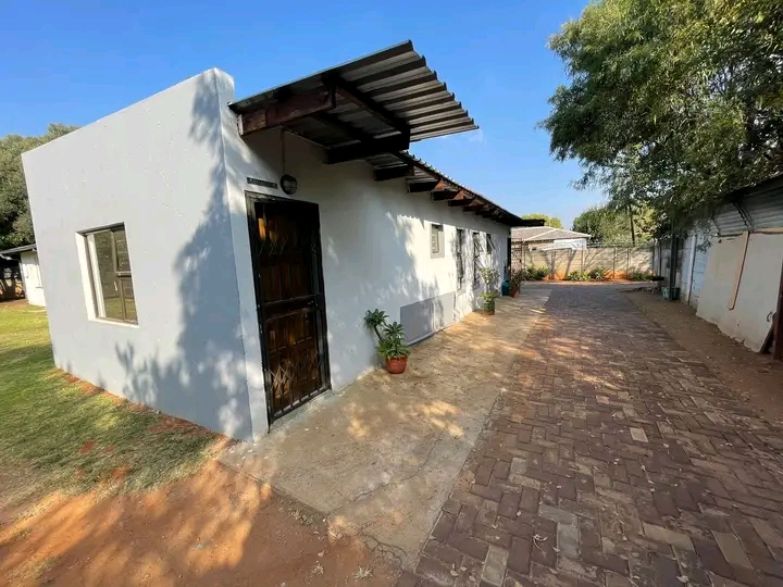 West🏘️ terenure 🏡
3 units 
rental :  in Kempton Park