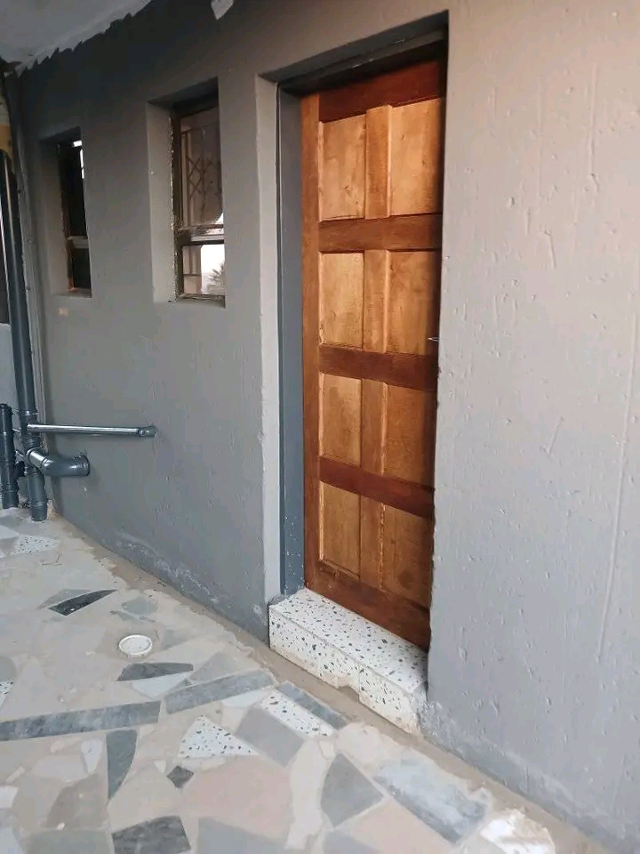 Cottage to rent with inside shower and toilet  in Cosmo City