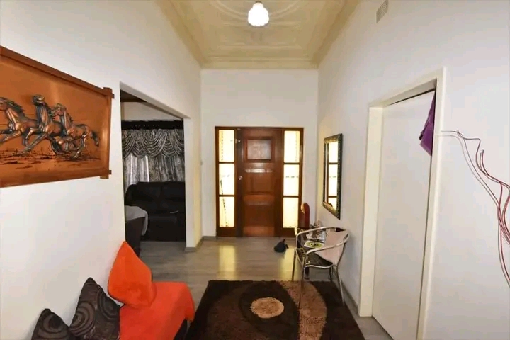 4 bedroom house
2 bathrooms
kitchen 
prepa  in Germiston