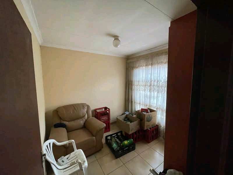 House in gardens
available immediately 
ren  in Leondale