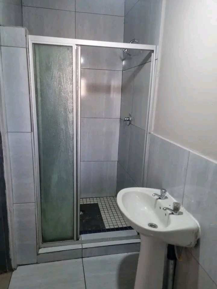 Bachelor available at ext 2 ematsheni.

✅  in Ivory Park