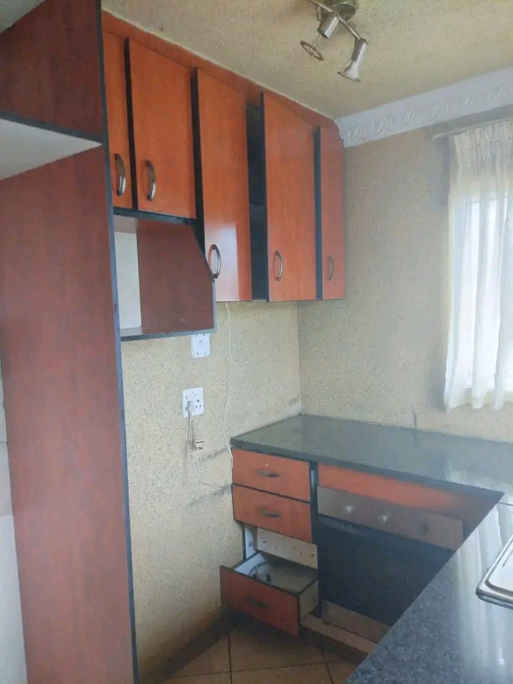 3 bedroom house  with the fitted kitchenette,  in Kempton Park