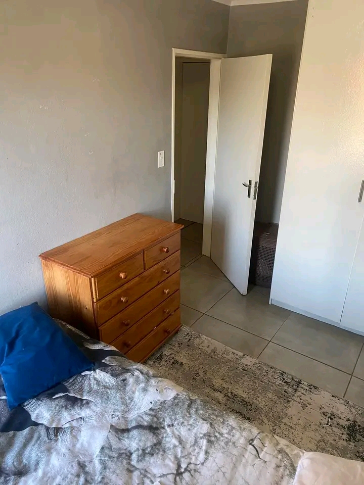 Room available for a single person in queens   in Windsor East