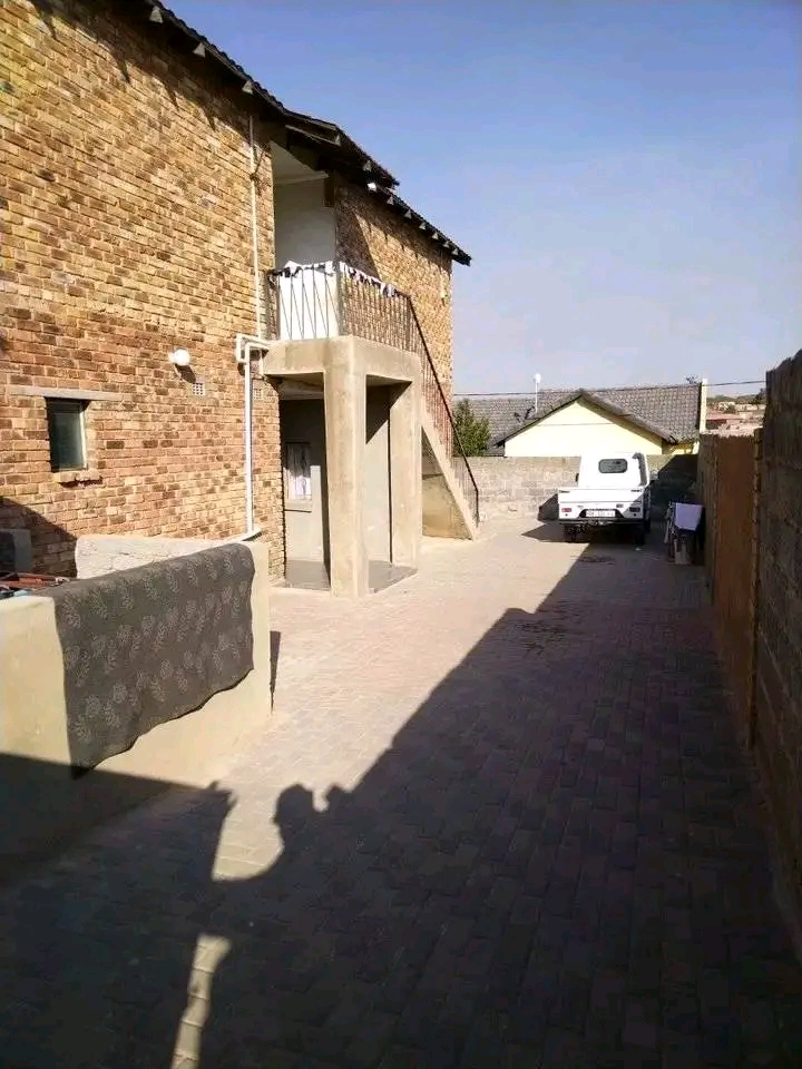 1 bedroom flat available in ext 11 near tollg  in Ebony Park