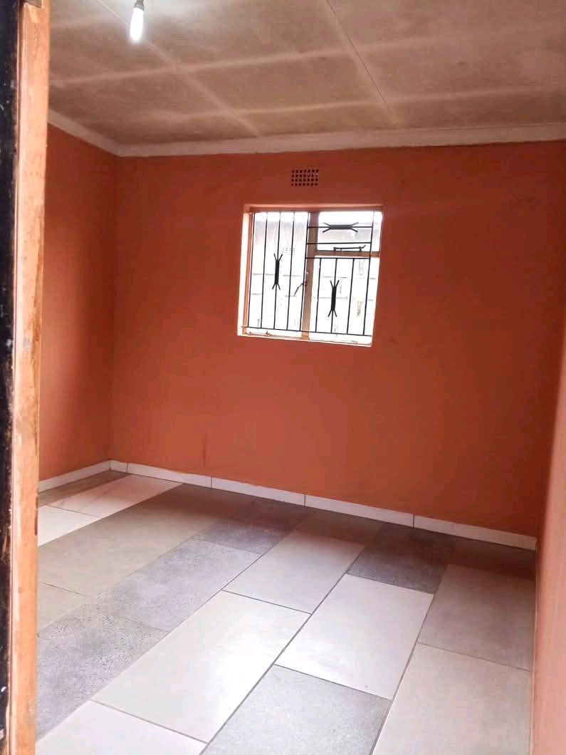 Medium room available rent r1200* water and e  in Dube