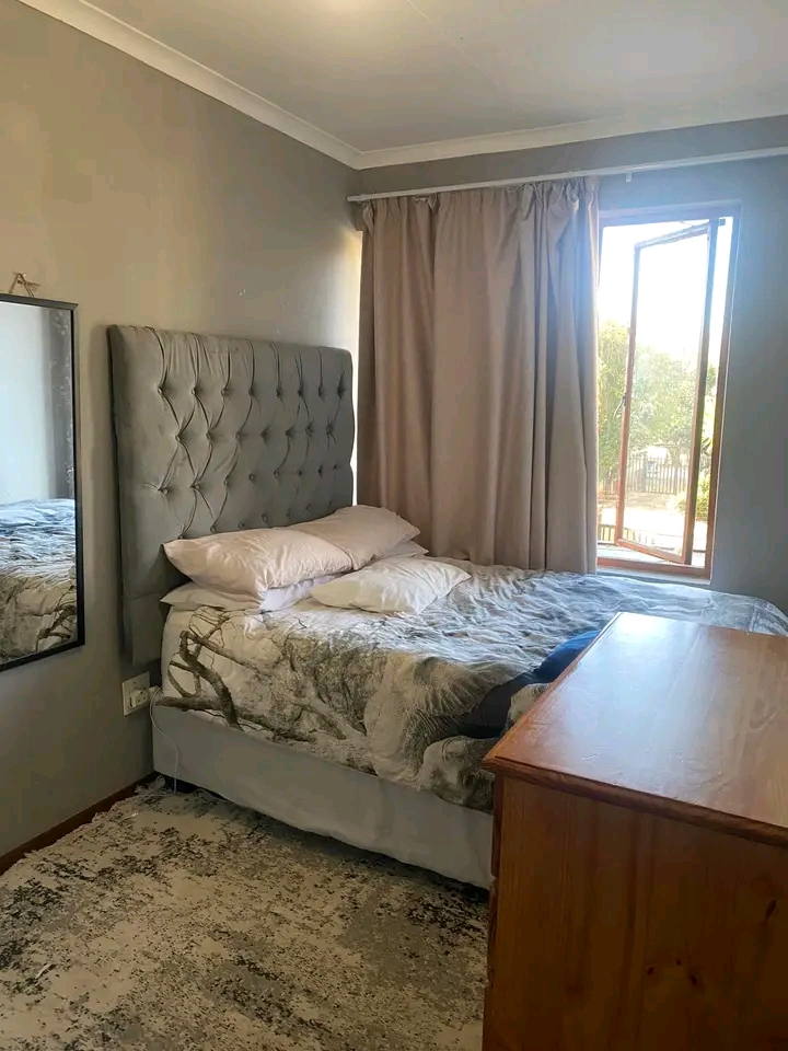 Room available for a single person in queens   in Windsor East