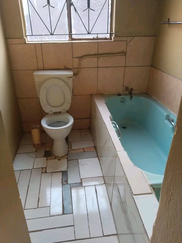 Two room cottage available for rental in mail  in Vosloorus