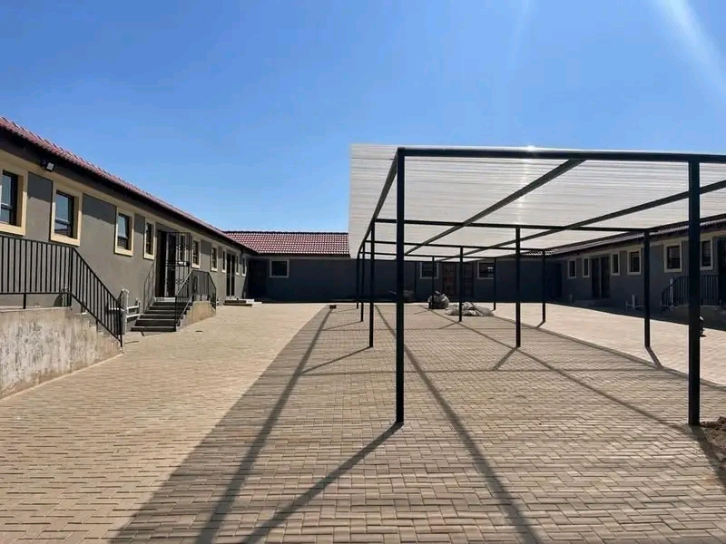Bachelor s available for rental
are: ext 2
  in Vosloorus