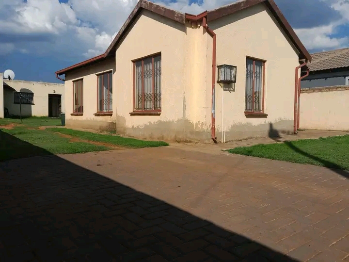 House available to rent at eastfield 📍
r4  in Vosloorus