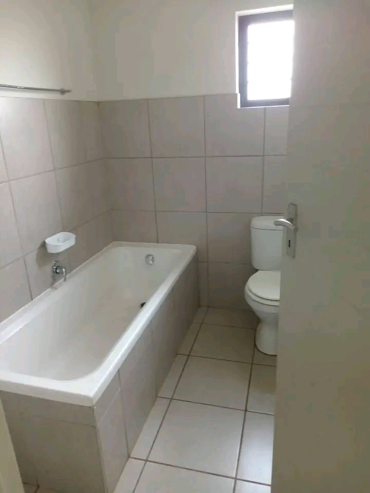 3 bedroom house to lease in 44 for r6500

f  in Soweto