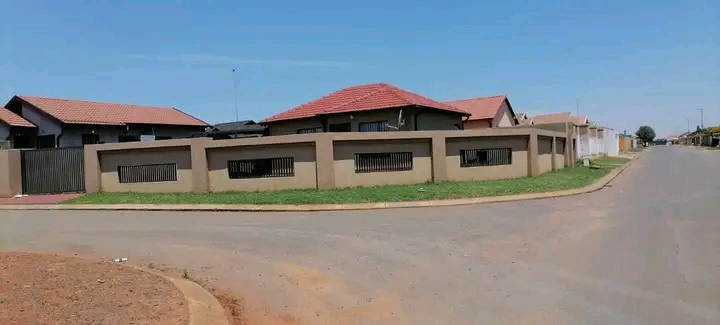 2 bedroomed house available to rent
fitted k  in Dawn Park