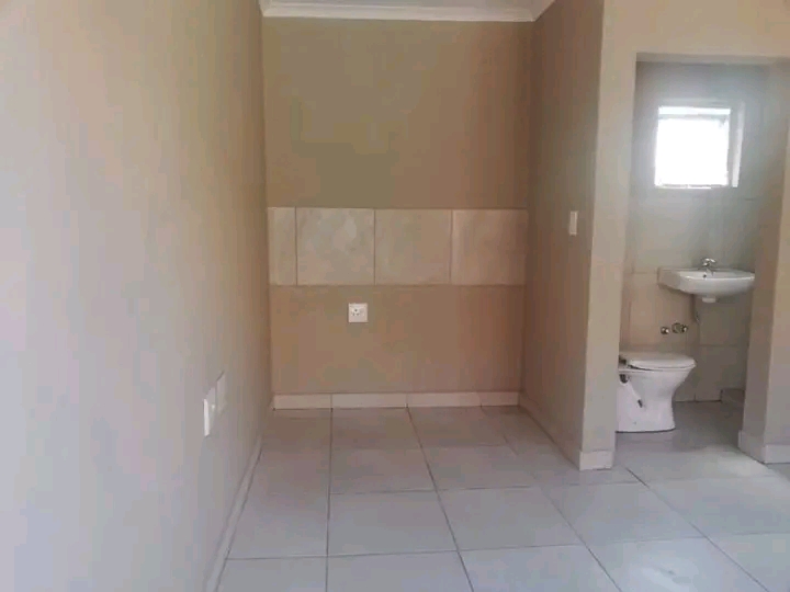 Room to rent (own shower and toilet)  ext 8 p  in Palm Ridge