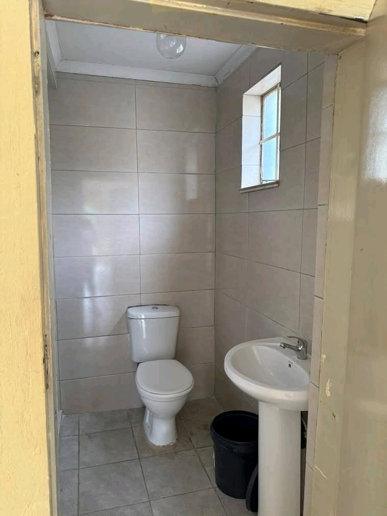 An open plan bachelor consists of a fitted ki  in Old Birch Acres